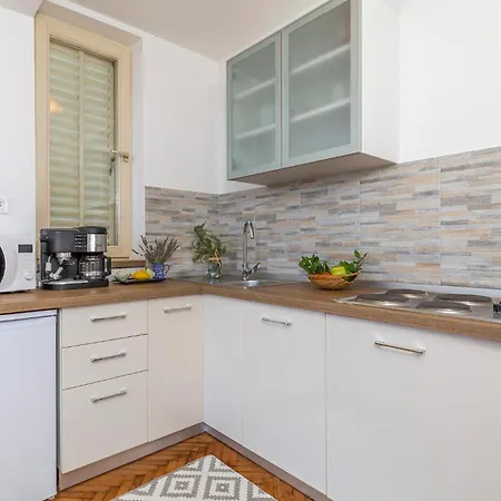 Apartman Lovely In With Wifi Ičići